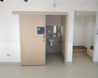 Face sliding hospital door with manual operation
